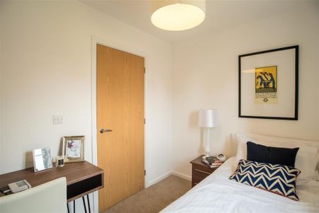 4 bedroom semi-detached house to rent - Photo 3