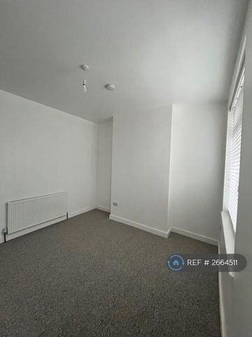 2 bedroom end of terrace house to rent - Photo 3