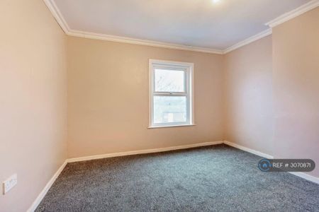 3 bedroom end of terrace house to rent - Photo 3