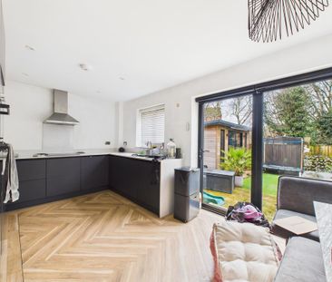 4 bedroom semi-detached house to rent - Photo 5