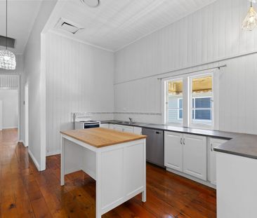 Stunning traditional Queenslander, walking distance to the beach. - Photo 5