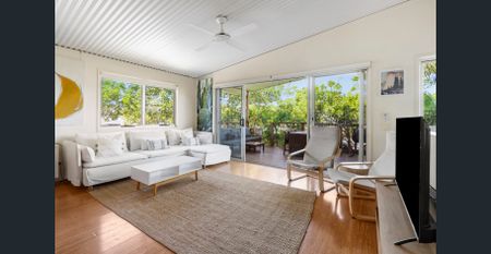 Fully furnished, coastal retreat - Photo 2