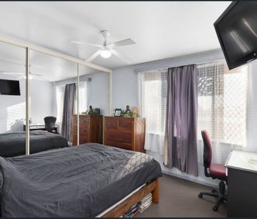 Large Family Home with a pool - Photo 5