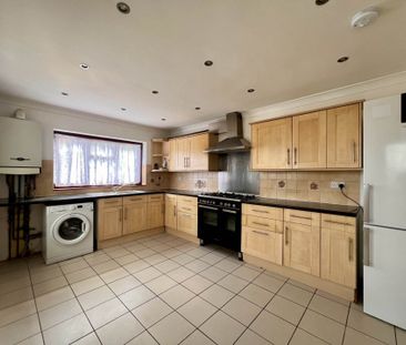 Guide Price £2,600 pcm - Available Now - Unfurnished - Photo 6