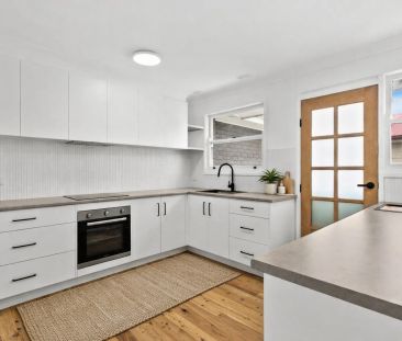 Stylishly renovated coastal retreat - Photo 2