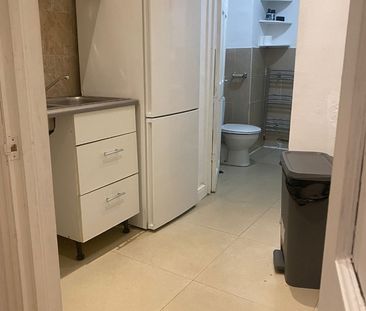 Studio Flat, Oulton Crescent, IG11 - Photo 3