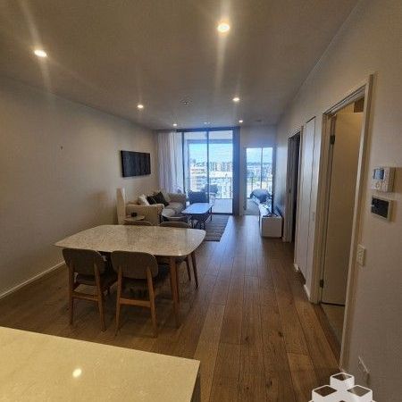 Stylish & Spacious 2-Bedroom Apartment Steps from the Brisbane River! - Photo 1