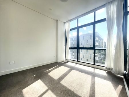 Pool & Gym | Bright | Spacious - Photo 3