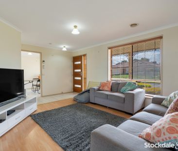 Neat & Comfortable Family Home in a Great Craigieburn Location! - Photo 1