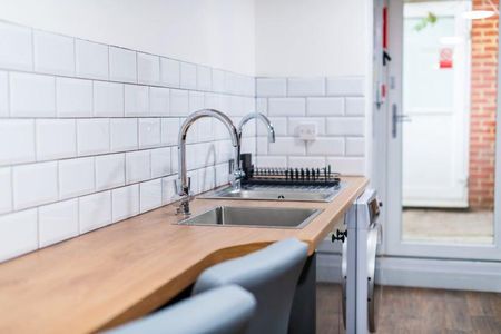 6 bedroom terraced house to rent - Photo 4