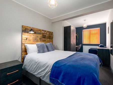 OX Living is proud to present this high-quality 9-bedroom co-living property, perfect for working professionals looking for stylish, stress-free living. Room 2 - Photo 4