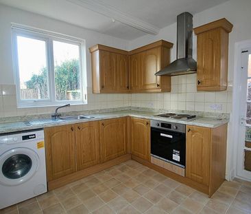 2 Bedroom Maisonette - Lower To Let - Photo 3