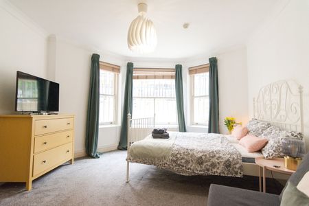 Studio Flat, Holland Park Gardens, W14 - Photo 2