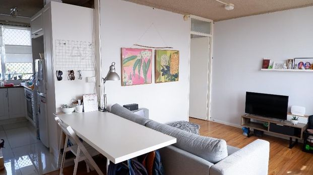 PERFECTLY LOCATED ONE BEDROOM APARTMENT - Photo 1