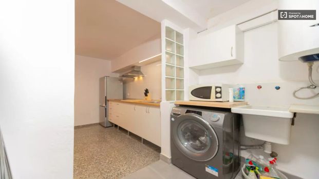 Room in a shared 6-bedroom apartment for rent in Burjassot - Photo 1