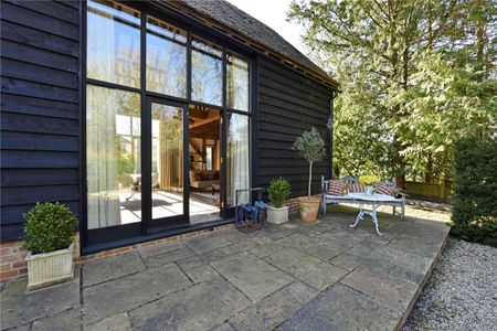 Short let: all bills included. Superb converted barn with an idyllic private garden set in a beautiful private and secure estate. - Photo 3