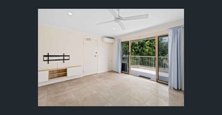 Spacious Top Floor Apartment - 100m from Broadwater - Photo 5