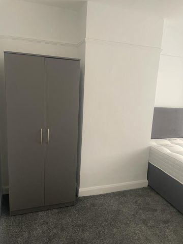 Room in a Shared House, Amberley Grove, B6 - Photo 3