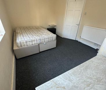 4 bedroom terraced house to rent - Photo 5