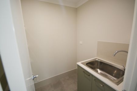 Brand New Three Bedroom Dual Living Property! - Photo 5