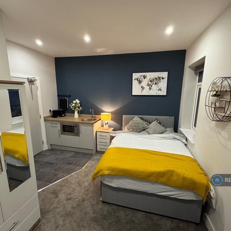 8 bedroom semi-detached house to rent - Photo 1