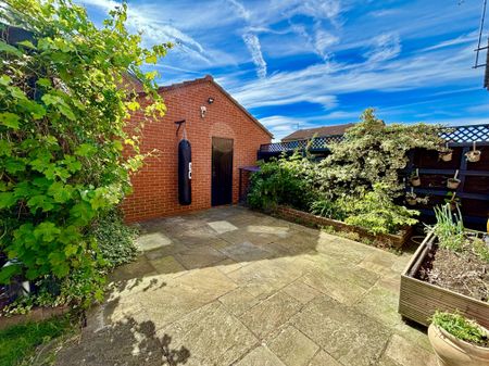 Christopher Close, Peterborough - Photo 2