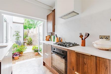 2 bedroom flat to rent - Photo 4