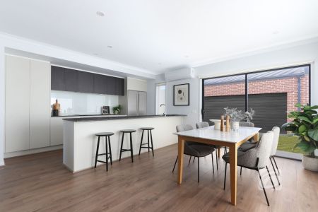 WELL-PRESENTED FOUR-BEDROOM TOWNHOUSE WITH PRIVATE COURTYARD - Photo 4