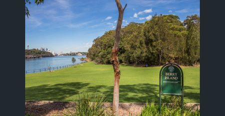 Easy-Care Living, With Village Convenience & Rail A Short Stroll Away - Photo 2