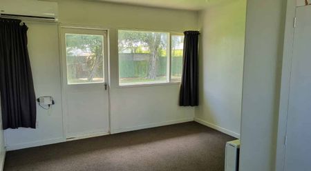 Sunny, cozy unit, ready for new tenants to call home - Photo 5