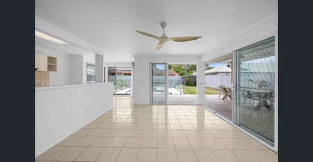 Stylish 4-Bed Home in Varsity Lakes - Photo 3