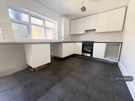 4 bedroom flat to rent - Photo 5