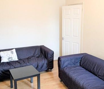 3 bedroom flat to rent - Photo 3