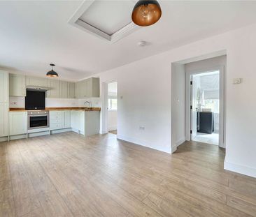 A beautifully refurbished two-bedroom bungalow on the Hamptworth Es... - Photo 6