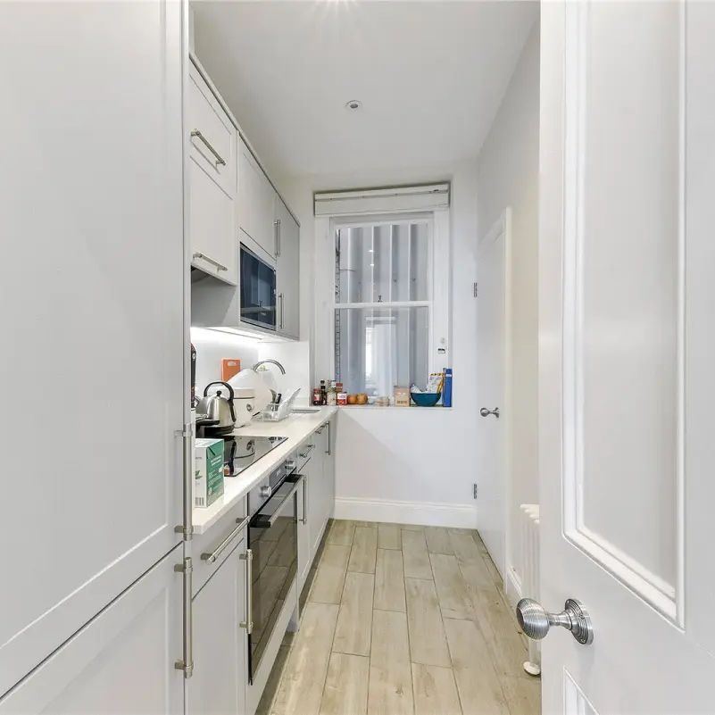 2 bedroom flat in London - Photo 1