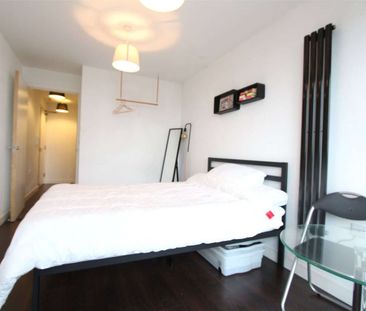 Furnished studio apartment in the centrally located Pall Mall House. - Photo 1