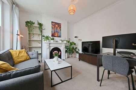 3D virtual tour available - Well presented two bedroom apartment set on a quiet residential road - Photo 3