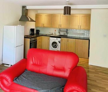 2 bedroom Flat To Let - Photo 4