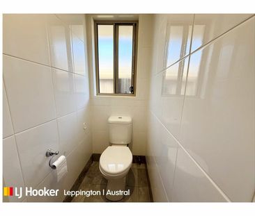 SLEEK & SPACIOUS MODERN HOME - Photo 4