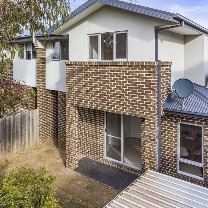 Lovely designer townhouse in the heart of Kilmore - Photo 1