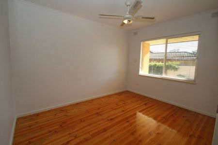 Cosy & Convenient Unit in Prime Eastern Suburbs Location - Photo 2