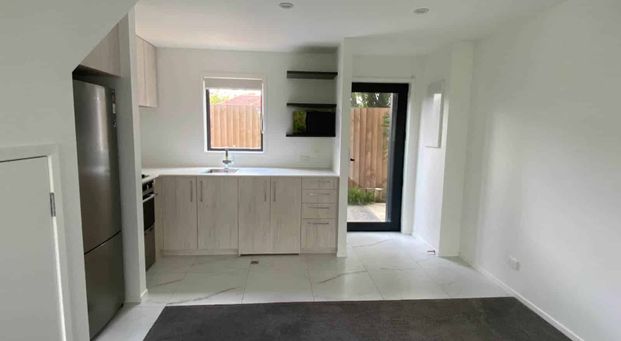 Modern & Low Maintenance - Photo 1