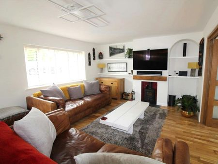 Bungalow to rent on - Photo 4