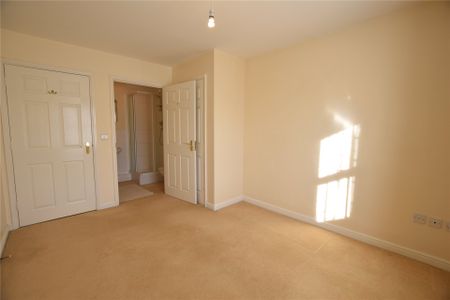 2 bedroom Flat in Kenley House, Bracknell - Photo 2