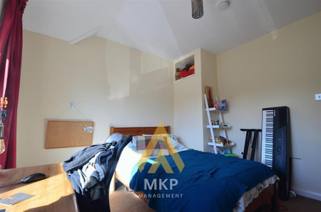 4 bedroom end of terrace house to rent - Photo 4