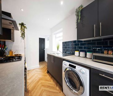 🏡 A Stylish Slice of Town Centre Living – Just 4 Stunning Rooms Up ... - Photo 6