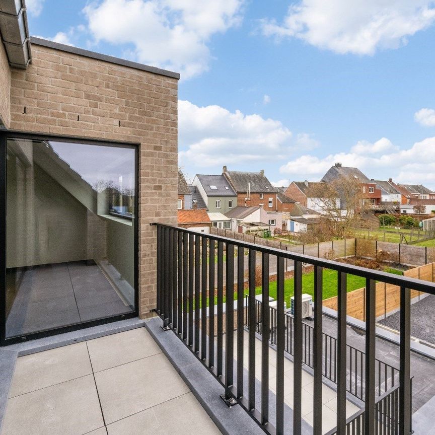 HERZELE - Nieuw duplex-appartement op de 2e verdieping met terras, buitenberging en carport te huur! - Foto 1