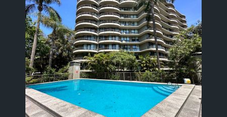 Beautifully renovated three bedroom apartment in great inner city location - Photo 3