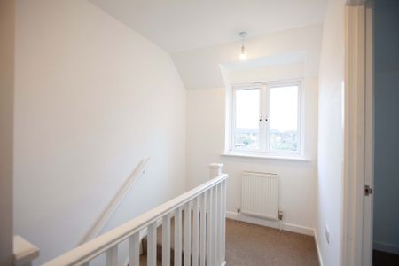 A Well Designed and Beautifully Presented Two Bedroom Modern Terraced Home Located in a Small Courtyard Development just off Corn Street, Witney - Photo 5