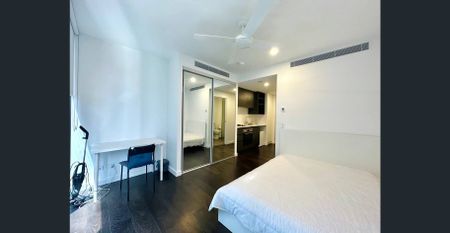 Dual key living!! Stunning 2 bedroom plus studio + two Kitchen apartment with fantastic views - Photo 4